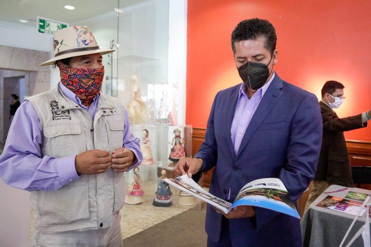 Toño García recorre módulo michoacano en el Tianguis Turístico Digital