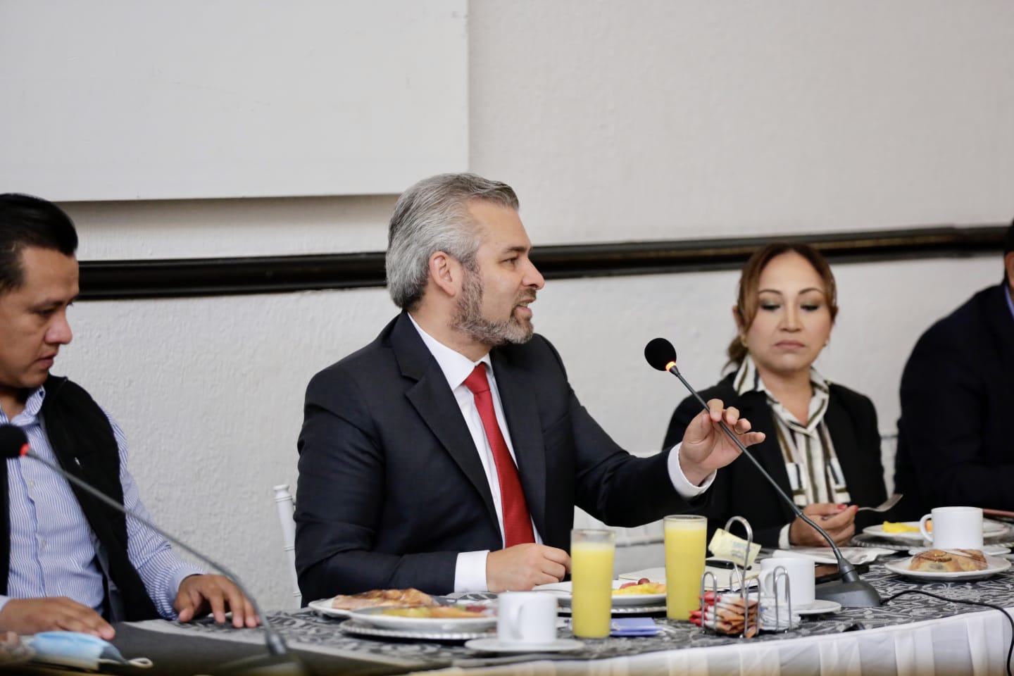 Bedolla llama a coordinación con alcaldes para gestionar obras de impacto regional