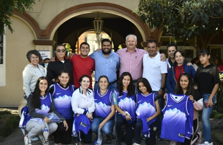Entregan Uniformes al Equipo de Básquetbol Femenil de Sahuayo.