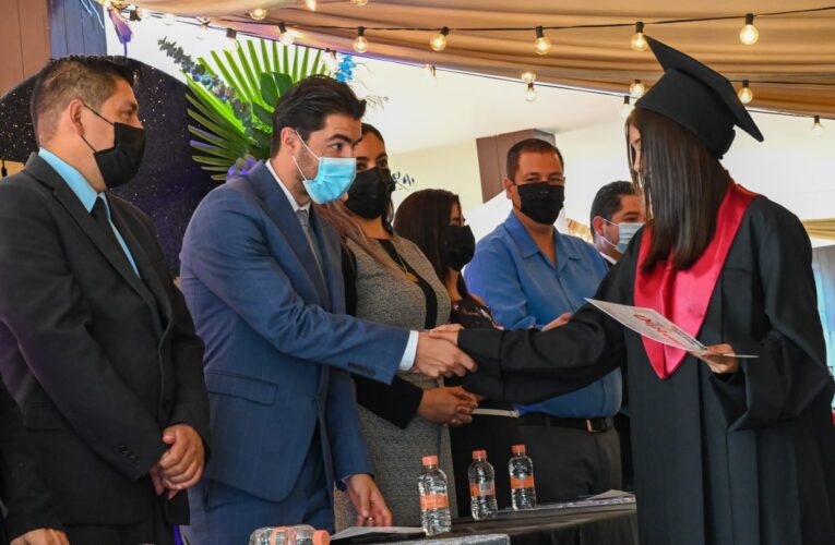 Asiste Dr. Manuel Gálvez a la Graduación de los Alumnos de la Secundaria Hermanos López Rayón.